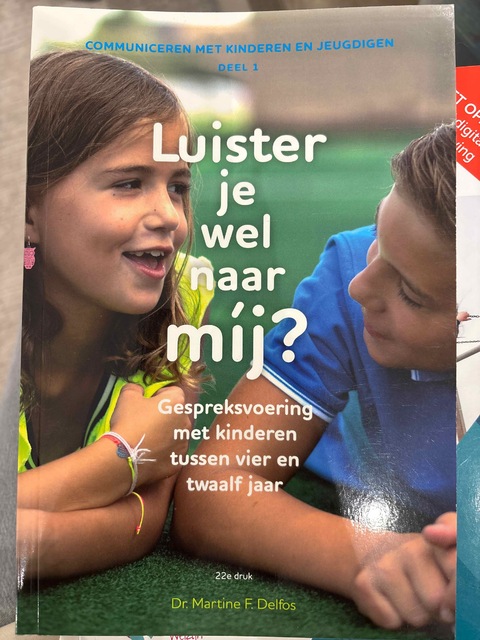 9789085600992-Luister-je-wel-naar-mij