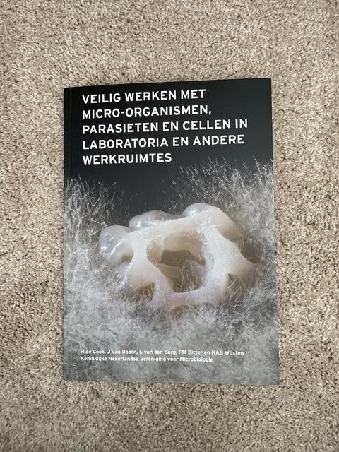 9789082510515-Veilig-werken-met-microorganismen-parasieten-en-cellen-in-lab