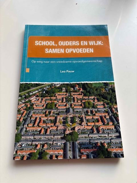 9789088508677-School-ouders-en-wijk-samen-opvoeden