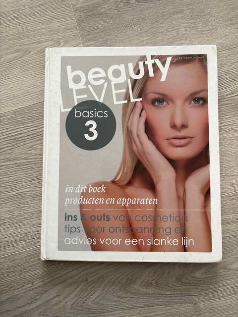 9789491277108-Beauty-Level-Basics-3-Producten-en-apparaten