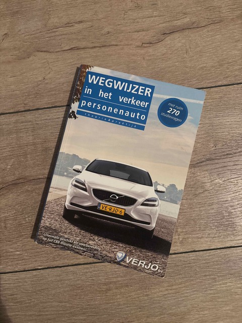 9789058623645-Theorieboek-Rijbewijs-B-Wegwijzer-in-het-verkeer-personenauto-inclusief-ruim-270-vragen-42e-druk-mei-2017