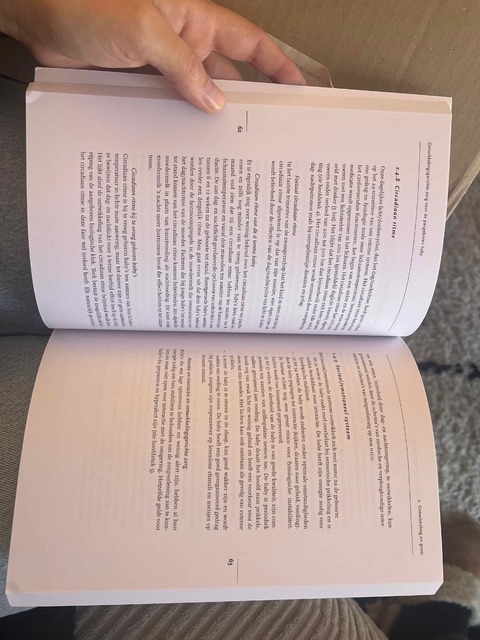 9789059313675-Ontwikkelingsgerichte-zorg-voor-de-pasgeboren-baby