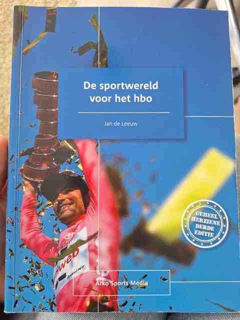 9789054724117-De-sportwereld-voor-het-hbo