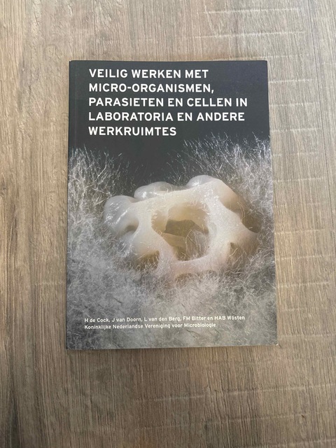 9789082510508-Veilig-werken-met-micro-organismen-parasieten-en-cellen-in-lab