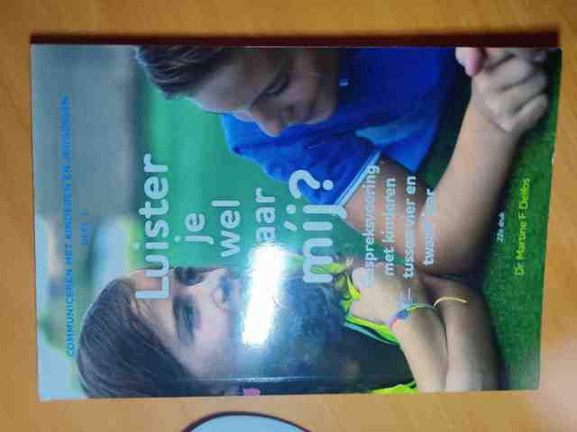 9789085600992-Luister-je-wel-naar-mij