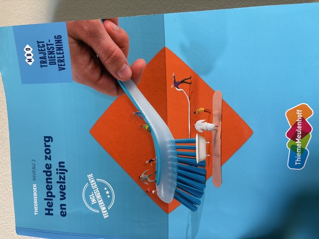 9789006504026-Traject-Combipakket-Dienstverlening-Helpende-Zorg-en-welzijn-niveau-2-boek-en-verwerkingslicentie-1-jaar