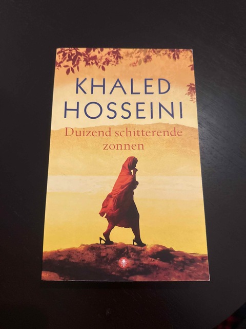 9789023477426-Duizend-schitterende-zonnen
