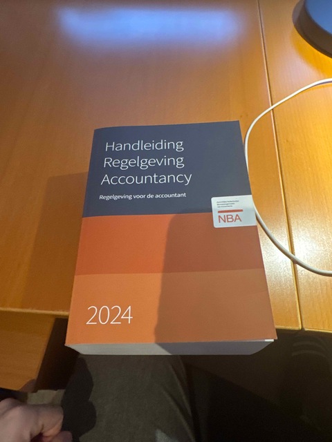 9789075103908-HRA-2024