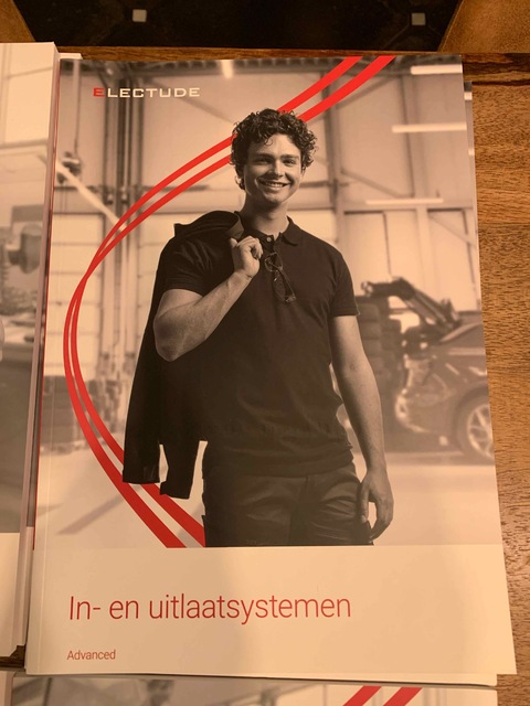 9789493286436-in-en-uitlaatsysteem