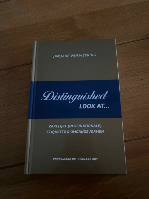 9789082017809-Distinguished-look-at