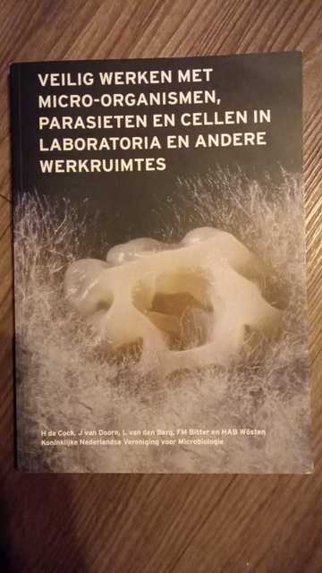 9789082510508-Veilig-werken-met-micro-organismen-parasieten-en-cellen-in-lab
