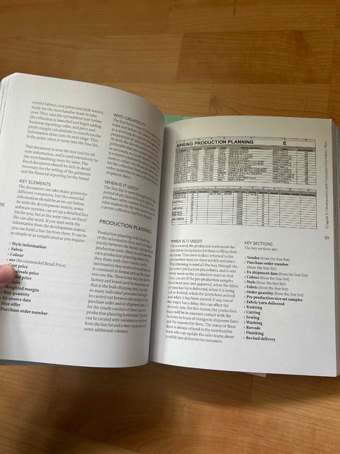 9789063693404-Blue-is-the-new-black