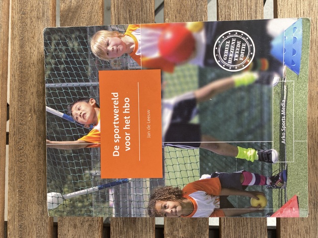 9789054722816-De-sportwereld-voor-het-hbo