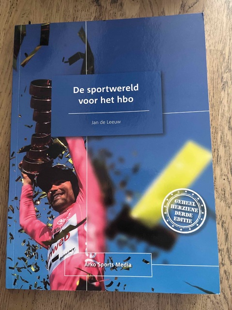 9789054724117-De-sportwereld-voor-het-hbo