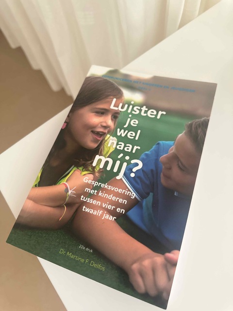 9789085600992-Luister-je-wel-naar-mij