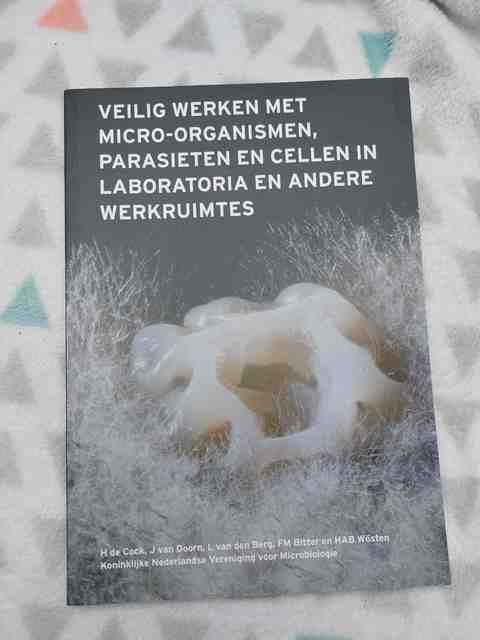 9789082510515-Veilig-werken-met-microorganismen-parasieten-en-cellen-in-lab