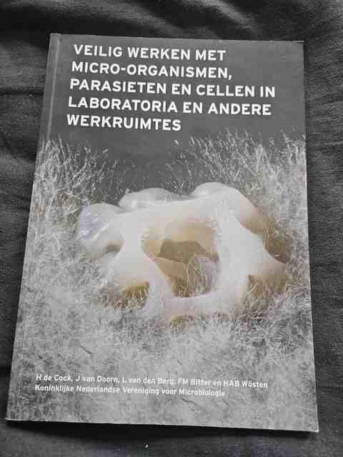 9789082510515-Veilig-werken-met-microorganismen-parasieten-en-cellen-in-lab