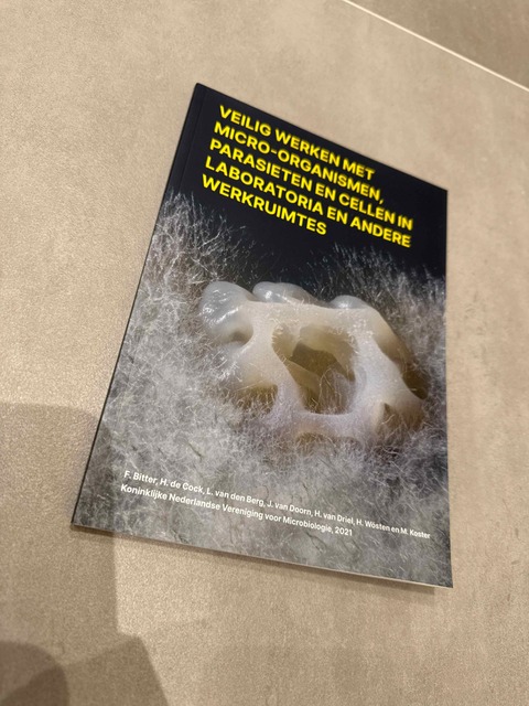 9789082510539-veilig-werken-met-micro-organismen-parasieten-en-cellen-in-laba