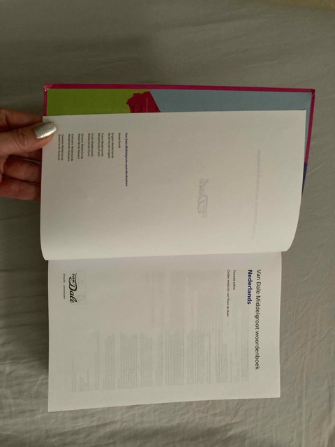 9789460772078-Van-Dale-middelgroot-woordenboek-Nederlands