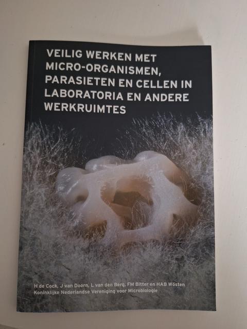 9789082510539-veilig-werken-met-micro-organismen-parasieten-en-cellen-in-laba