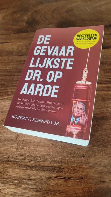 9789083229287-De-gevaarlijkste-dr.-op-aarde