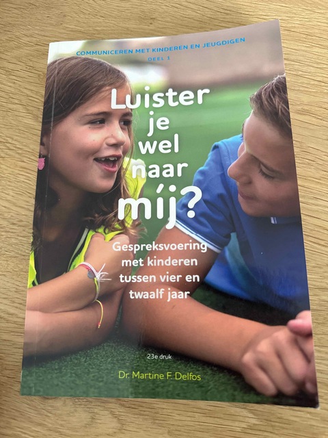 9789085600992-Luister-je-wel-naar-mij