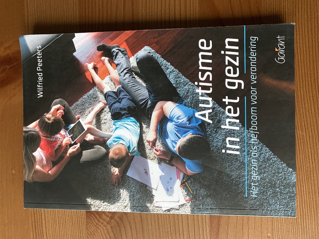9789044136593-Autisme-in-het-gezin