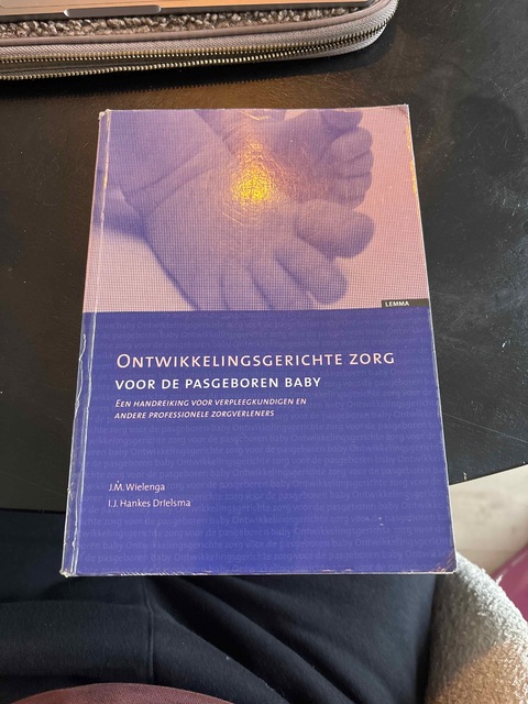 9789059313675-Ontwikkelingsgerichte-zorg-voor-de-pasgeboren-baby