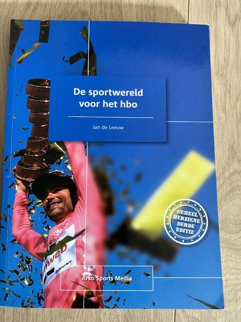 9789054724117-De-sportwereld-voor-het-hbo