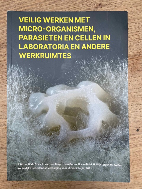 9789082510539-veilig-werken-met-micro-organismen-parasieten-en-cellen-in-laba