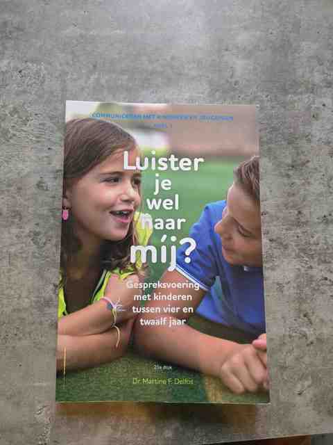9789085600992-Luister-je-wel-naar-mij