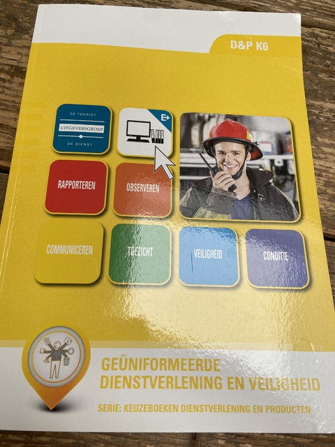 9789400222427-Geuniformeerde-dienstverlening-en-veiligheid