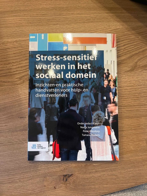 9789036824323-Stress-sensitief-werken-in-het-sociaal-domein