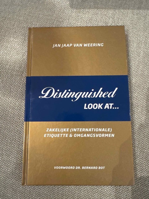 9789082017809-Distinguished-look-at