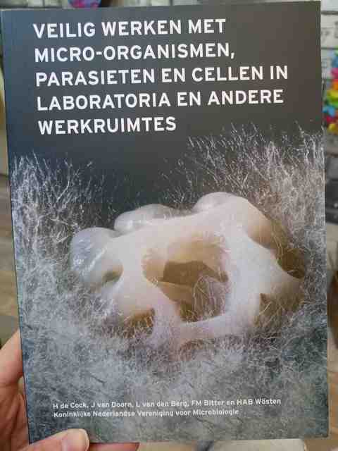 9789082510508-Veilig-werken-met-micro-organismen-parasieten-en-cellen-in-lab