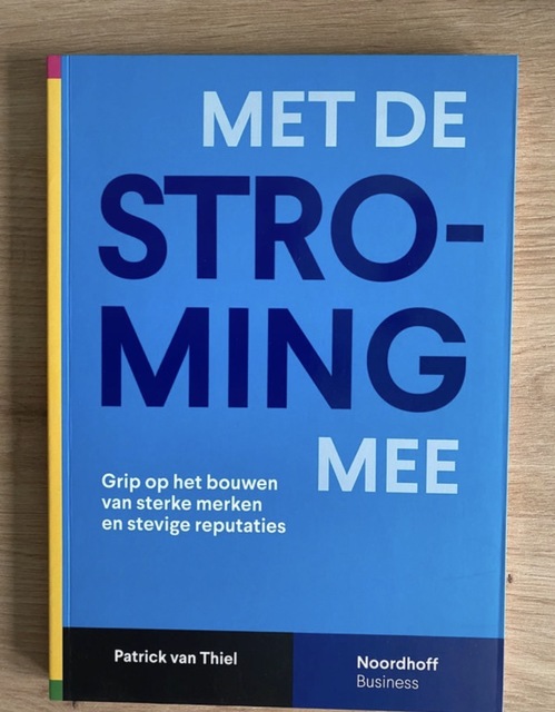 9789001053444-Met-de-stroming-mee