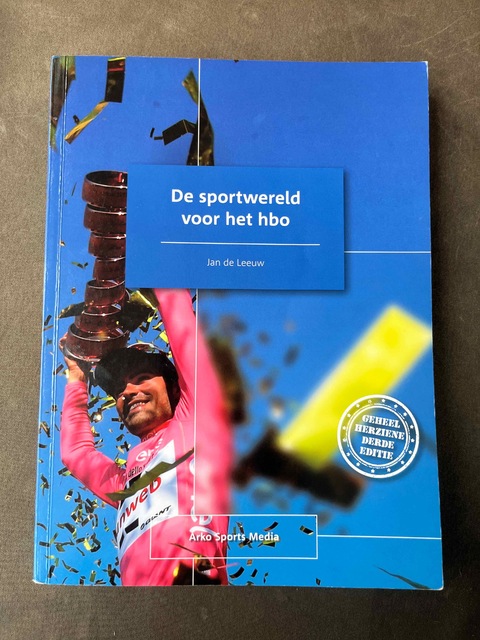 9789054724117-De-sportwereld-voor-het-hbo