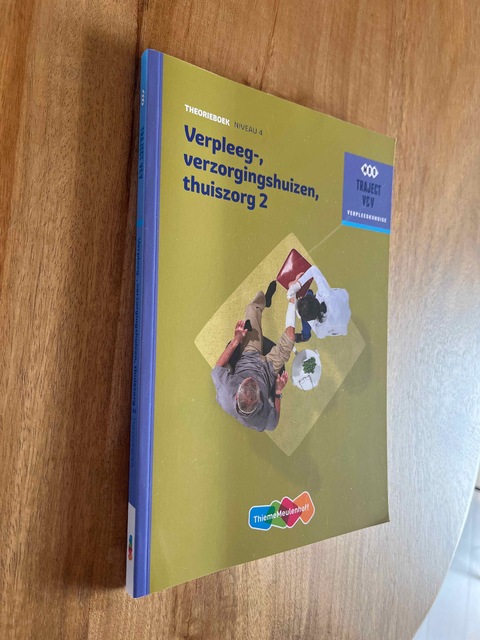 9789006910421-Verpleeg-Verzorgingshuizen-Thuiszorg-2--niveau-4-Theorieboek