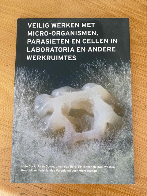 9789082510515-Veilig-werken-met-microorganismen-parasieten-en-cellen-in-lab