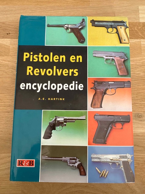 9789039602430-Pistolen-en-revolvers-encyclopedie